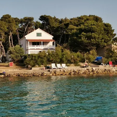 Near The Sea 우글랸