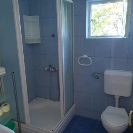 Near The Sea 우글랸