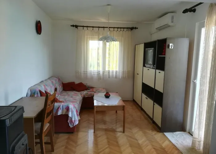 Near The Sea Apartman *